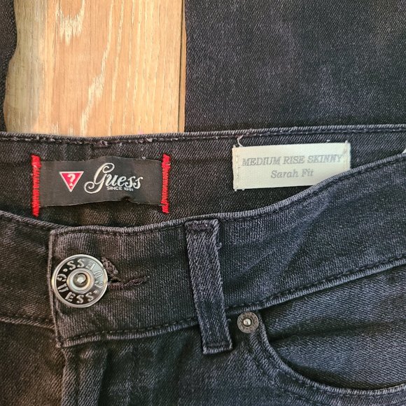 Guess Medium Rise Black Skinny Jeans Sarah fit - Picture 3 of 5